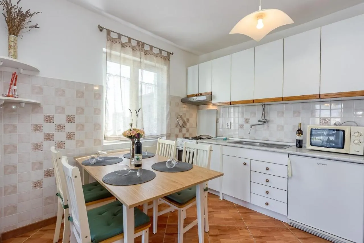 Apartments Azra Pula 0*,